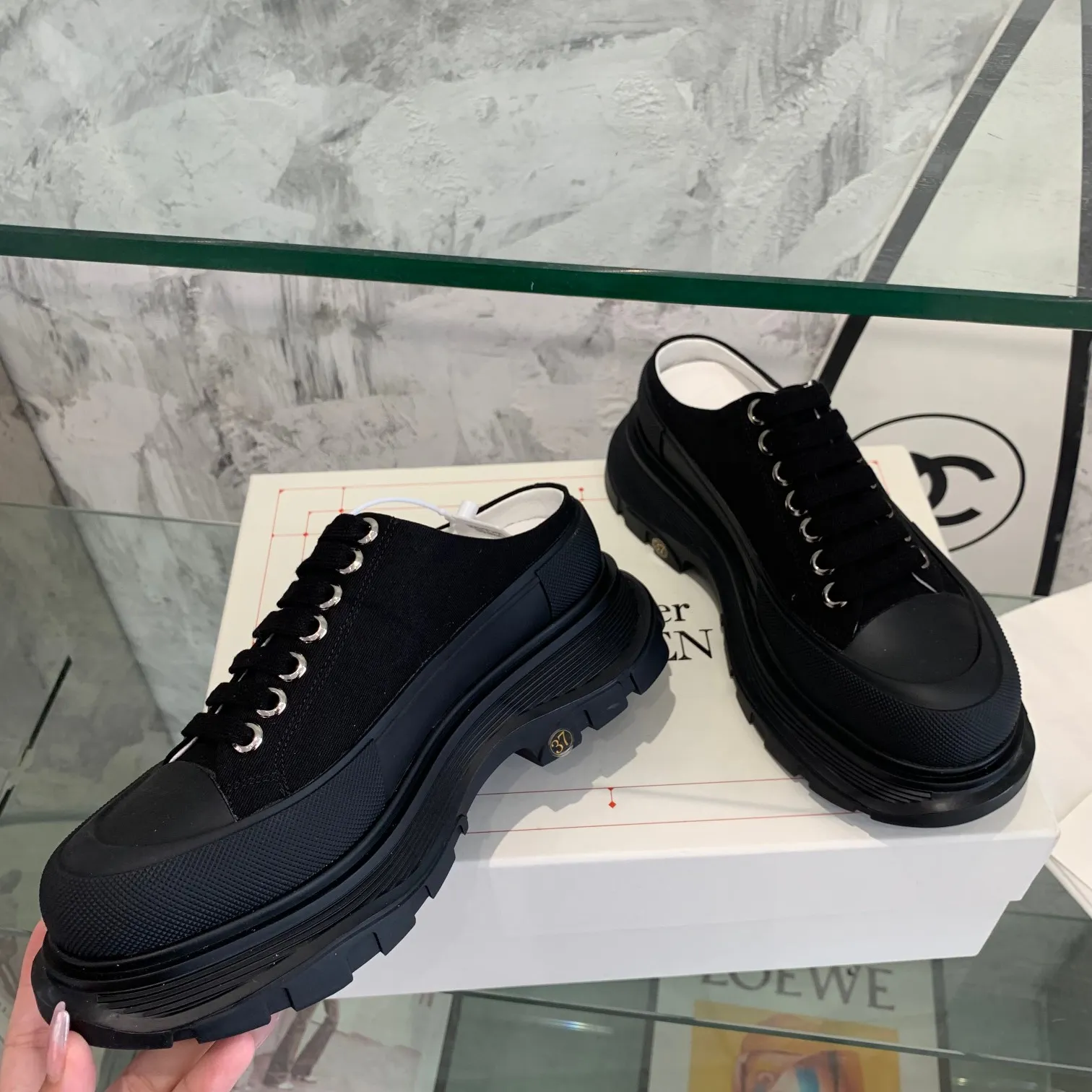 👟👟Ex-factory price 500👟👟 Mc Queen is in stock all year round [Rose] McQueen [Rose] dad shoes [Rose] ss early spring first release‼ ️‼ ️The latest Milan Fashion Week T-stage catwalk model, the unique and personalized design is very classy on the feet, and the round toe design allows the toes to be completely released. I spent a lot of money to buy multiple pairs of the originals and dismantled them and made replicas. Many celebrities such as Guli Nazha, Wu Lei, and Internet celebrity bloggers have endorsed Xiaohongshu’s popular products, and the products are sold out at the counters! Fabric: Imported pure cotton fabric Lining: Imported silk sheepskin Feet: Imported silk sheepskin Size: Women's 35-40. Packaging: original full set of packaging, outsole: increased by 5 cm, original outsole